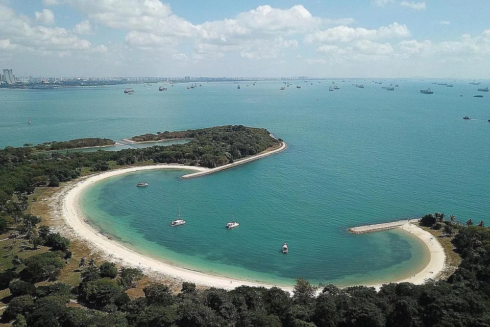 PULAU SEKIJANG PELEPAH: Sekumpulan 12 orang telah melawat pulau yang juga dikenali sebagai Lazarus Island ini pada 8 Ogos tahun lalu dan menghabiskan masa bersama, lalu melanggar peraturan pergaulan Covid-19. Mereka didenda $3,000 seorang. - Foto fail