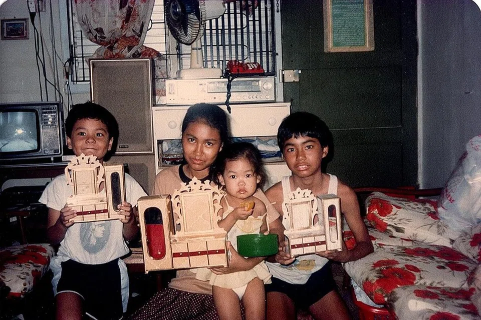 ZAMAN KECIL: Kenangan semasa Encik Mohamed Faizal dan adik-beradiknya tinggal di flat mereka di Bedok North. - Foto-foto ihsan MOHAMED FAIZAL MOHAMED ABDUL KADIR 