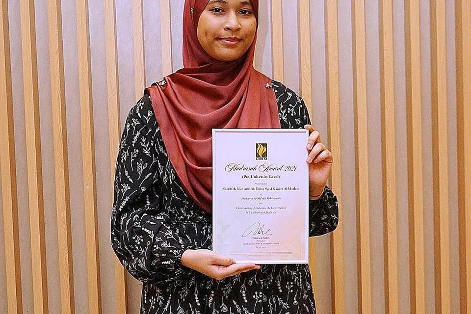 INGIN UBAH DUNIA: Cik Athirah diiktiraf sebagai antara tiga pelajar cemerlang madrasah yang dipilih menerima Anugerah LBKM tahun ini. - Foto LBKM