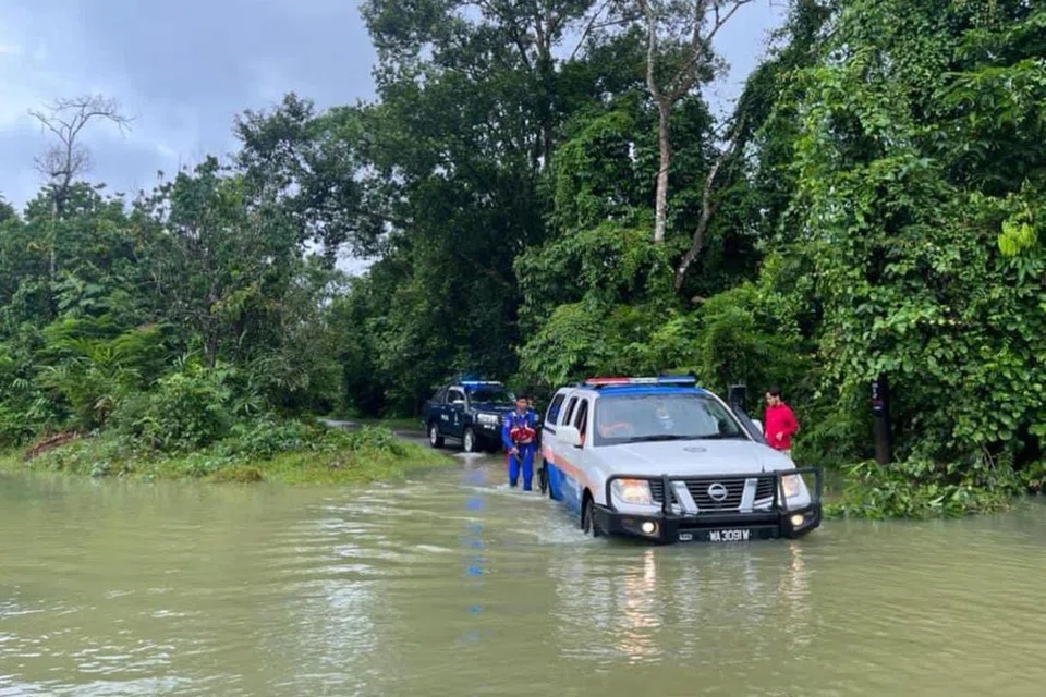 MEREDAH BANJIR: Kenderaan pacuan empat roda yang digunakan Angkatan Pertahanan Awam Malaysia untuk membawa bayi mereka yang baru dilahirkan untuk ke Klinik Kesihatan Seri Langkap, Setiu, Terengganu.