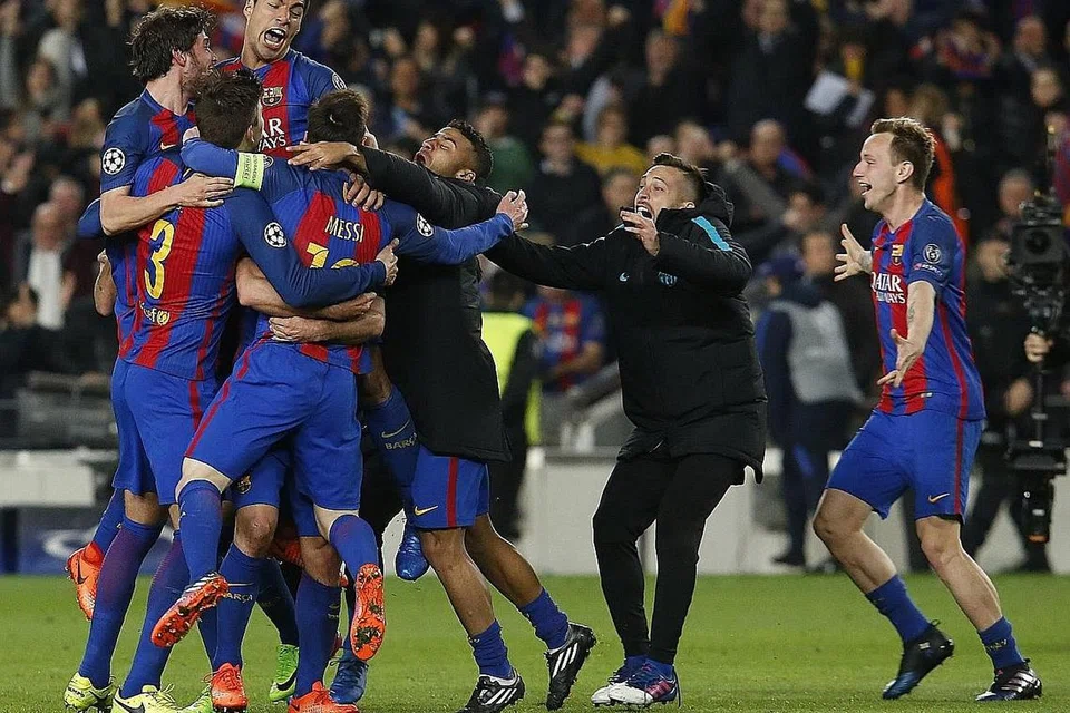 RAIKAN 'KEAJAIBAN': Pemain Barcelona meraikan kejayaan luar biasa untuk melangkah ke suku akhir Liga Juara-Juara, dinihari semalam. - Foto AFP