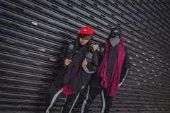 POETIC MALEEKA: Laika (kiri) dan Kasilda yang penuh misteri dan menyorok identiti masing-masing, berharap warganet dapat menerima karya nyanyian dan hasil rap mereka yang sarat tentang isu kemanusiaan dan pengalaman sebenar. - Foto BH oleh NUR DIYANA TAHA