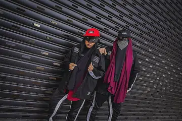 POETIC MALEEKA: Laika (kiri) dan Kasilda yang penuh misteri dan menyorok identiti masing-masing, berharap warganet dapat menerima karya nyanyian dan hasil rap mereka yang sarat tentang isu kemanusiaan dan pengalaman sebenar. - Foto BH oleh NUR DIYANA TAHA