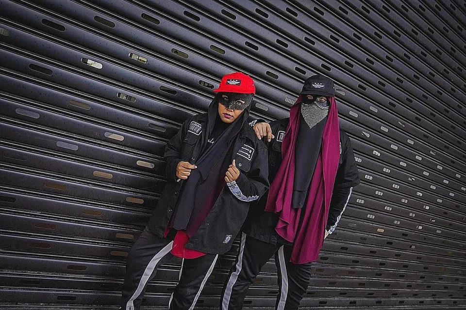 POETIC MALEEKA: Laika (kiri) dan Kasilda yang penuh misteri dan menyorok identiti masing-masing, berharap warganet dapat menerima karya nyanyian dan hasil rap mereka yang sarat tentang isu kemanusiaan dan pengalaman sebenar. - Foto BH oleh NUR DIYANA TAHA