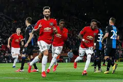 MENYUNTIK SEMANGAT KE DALAM PASUKAN: Dengan kemampuannya menjaringkan gol, merintis jaringan dan kesungguhan yang turut mempengaruhi rakan-rakannya, Fernandes (tengah) telah menyuntik semula semangat dalam pasukan Manchester United bagi membolehkannya bersaing semula merebut empat tempat teratas dalam Liga Perdana England dan melayakkan diri ke pertandingan elit Liga Juara-Juara Eropah. - Foto-foto REUTERS, AFP dan fail