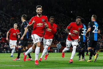 MENYUNTIK SEMANGAT KE DALAM PASUKAN: Dengan kemampuannya menjaringkan gol, merintis jaringan dan kesungguhan yang turut mempengaruhi rakan-rakannya, Fernandes (tengah) telah menyuntik semula semangat dalam pasukan Manchester United bagi membolehkannya bersaing semula merebut empat tempat teratas dalam Liga Perdana England dan melayakkan diri ke pertandingan elit Liga Juara-Juara Eropah. - Foto-foto REUTERS, AFP dan fail