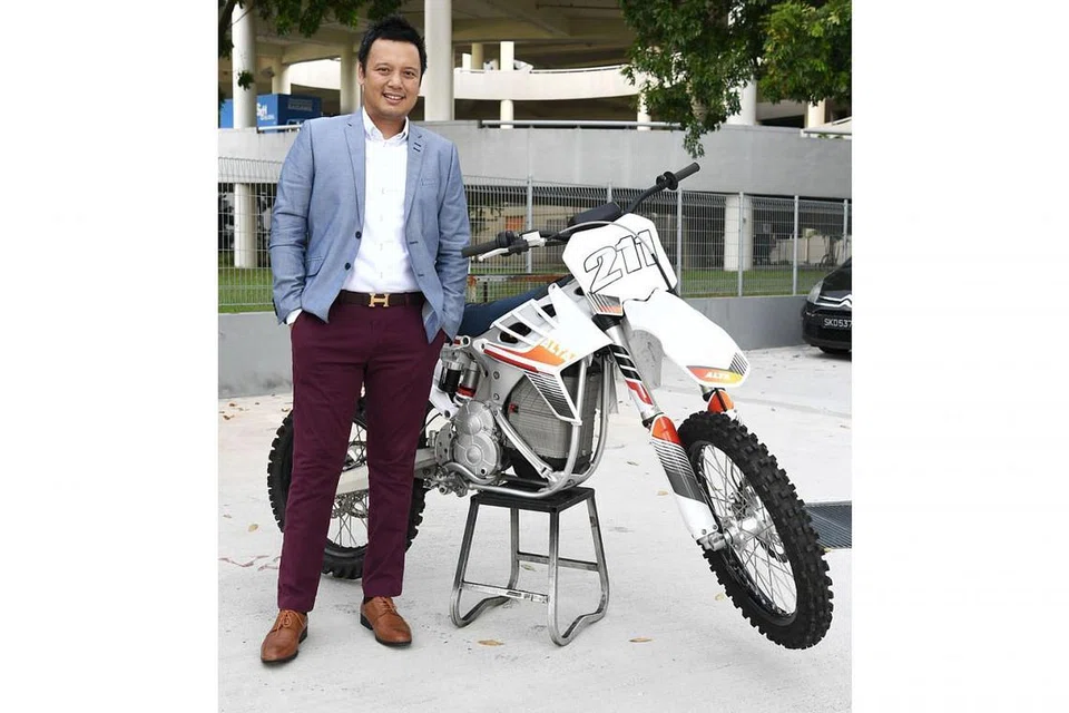 LEGENDA MOTOCROSS: Minatnya pada motocross begitu mendalam dan sejak beberapa tahun lalu, Amin (kiri) turut memikul 'tugas' membimbing dan menjadi mentor kepada beberapa pelumba muda sukan ini. - Foto BH oleh KHALID BABA