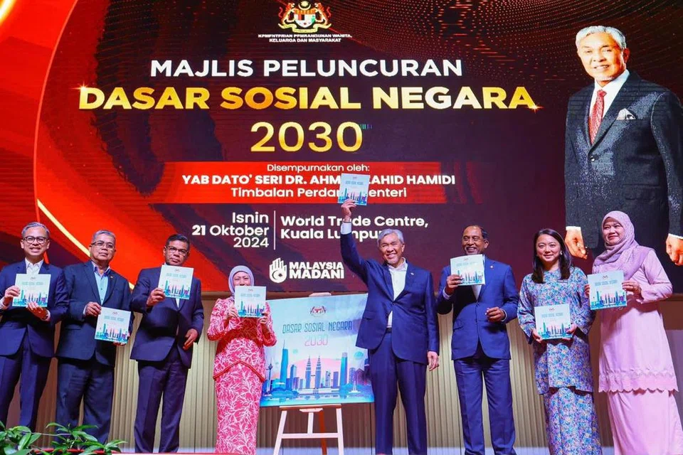 Timbalan Perdana Menteri Malaysia, Datuk Seri Ahmad Zahid Hamidi (empat dari kanan), meluncurkan Dasar Sosial Negara (DSN) 2030 di Pusat Dagangan Dunia Putra. Turut hadir barisan Menteri Kabinet Kerajaan Perpaduan,