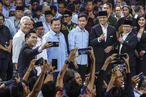 PILIHLAH KAMI: (Dari kiri) Calon Presiden Indonesia, Encik Ganjar Pranowo, dengan pasangannya, Encik Mahfud MD;  calon presiden, Encik Prabowo Subianto, dengan pasangannya, Encik Gibran Rakabuming Raka; dan calon presiden, Encik Anies Baswedan, dengan pasangannya, Encik Muhaimin Iskandar, bergambar di akhir debat rasmi pada 12 Disember di Jakarta.