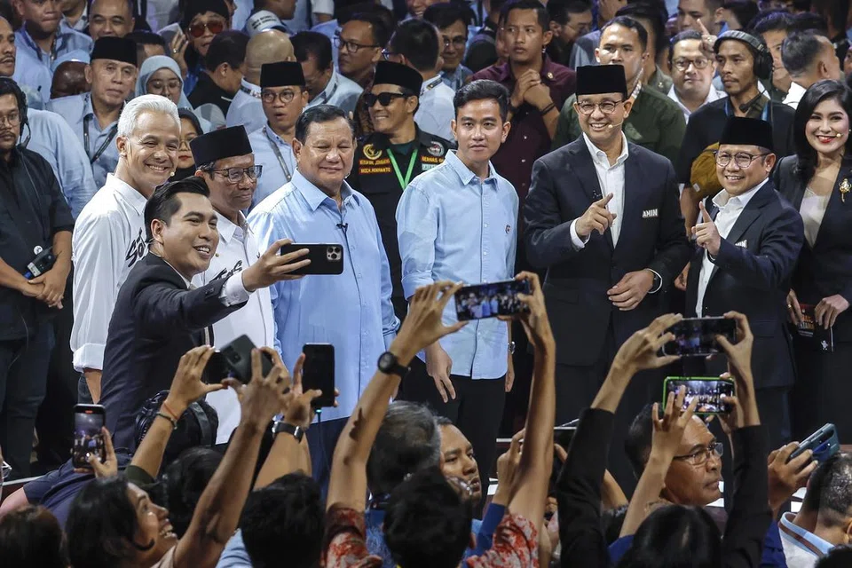 PILIHLAH KAMI: (Dari kiri) Calon Presiden Indonesia, Encik Ganjar Pranowo, dengan pasangannya, Encik Mahfud MD;  calon presiden, Encik Prabowo Subianto, dengan pasangannya, Encik Gibran Rakabuming Raka; dan calon presiden, Encik Anies Baswedan, dengan pasangannya, Encik Muhaimin Iskandar, bergambar di akhir debat rasmi pada 12 Disember di Jakarta.