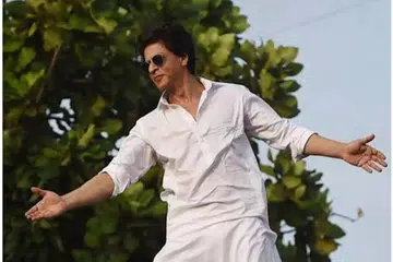 Gaya lengan Shah Rukh Khan yang sangat terkenal menjadi perbualan semasa Festival Filem Locarno di Switzerland pada 10 Ogos.