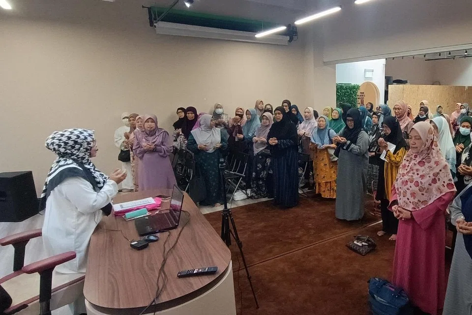 Kuliah mingguan bagi Muslimah pimpinan Ustazah Suhanah Ahmad (kiri sekali, baju putih). Pengajian itu diadakan pada setiap Rabu di pusat Nur Insan buat sementara ini, diisi juga dengan bacaan Al-Quran, zikir dan sesi berselawat. 
