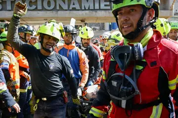 Hernan AlHernan Alberto Gil Flores dalam keadaan berdebu dan diusung keluar menggunakan pengusung sambil diiringi pasukan penyelamat yang bersorak meraikan kejayaan operasi berkenaan. Beliau berjaya dikeluarkan dari ruang bawah tanah pusat beli-belah Galerias Playa Grande awal pagi 2 Julai dalam satu operasi menyelamat yang disifatkan sebagai simbol harapan di tengah-tengah tragedi yang meragut ribuan nyawa.