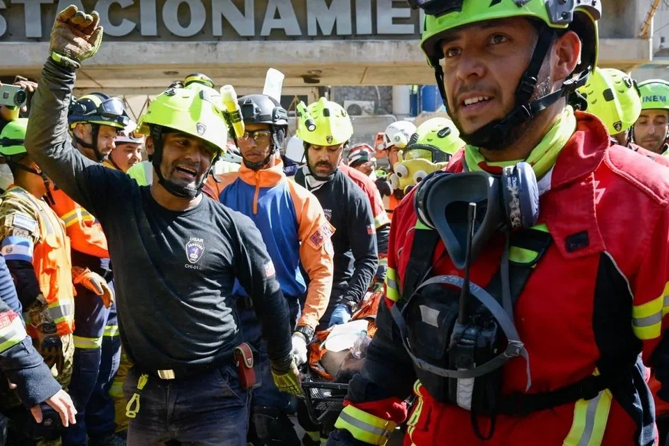 Hernan AlHernan Alberto Gil Flores dalam keadaan berdebu dan diusung keluar menggunakan pengusung sambil diiringi pasukan penyelamat yang bersorak meraikan kejayaan operasi berkenaan. Beliau berjaya dikeluarkan dari ruang bawah tanah pusat beli-belah Galerias Playa Grande awal pagi 2 Julai dalam satu operasi menyelamat yang disifatkan sebagai simbol harapan di tengah-tengah tragedi yang meragut ribuan nyawa.
