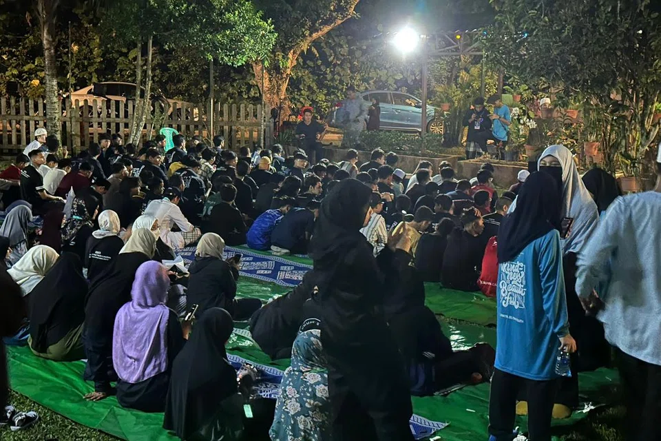 Program Cabaran Belia Ramadan (RYC) melibatkan empat masjid iaitu Masjid Assyakirin, Masjid An-Nahdhah, Masjid Al-Ansar dan Masjid Abdul Gafoor. Dengan menjalankan solat tarawih di tempat yang terbuka, inisiatif selamatkan bumi juga dapat
dijalankan.