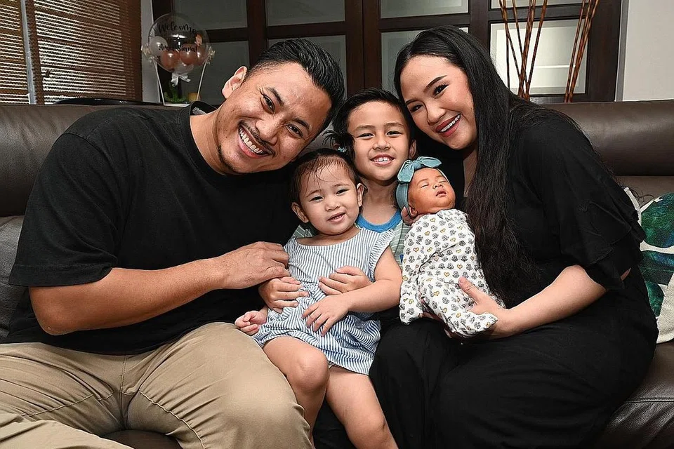 BUKA LEMBARAN BARU: Cik Biwa Mastura Said (kanan) dan Encik Syaiful 'Ariffin Abdul Rahman (kiri), bersama anak-anak mereka (bermula dua dari kiri) Ada Saira, Ashmath Shakur, dan Arya Siara yang baru lahir. Gambar sisipan menunjukkan pasangan itu di majlis perkahwinan mereka pada 2020. - Foto BM oleh KHALID BABA, ihsan SYAIFUL 'ARIFFIN ABDUL RAHMAN.