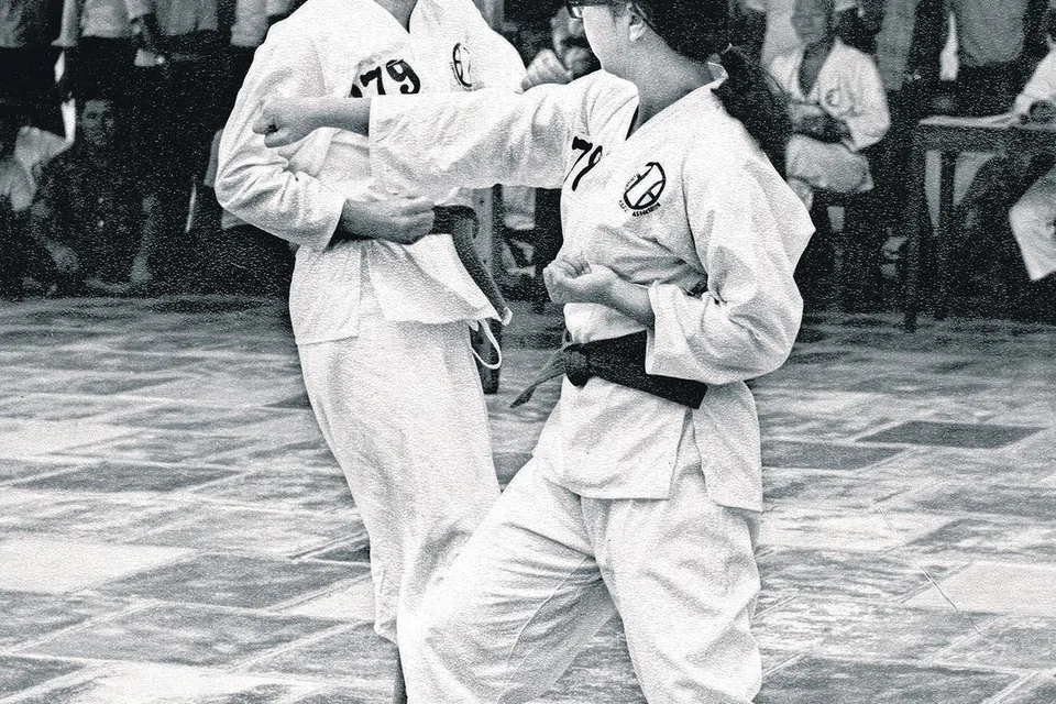 Pada 1970, Dr Lee Wei Ling antara individu termuda di Singapura yang mendapat tali pinggang hitam dalam karate. Beliau berusia 15 tahun pada ketika itu. 
