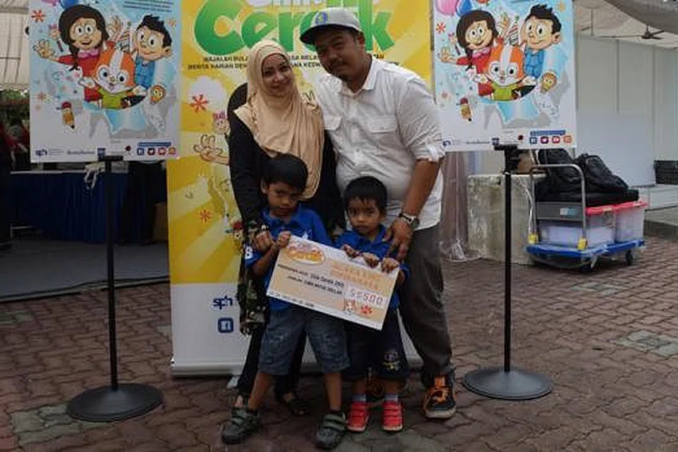 BERTUAH: Mohamed Fauzyansyah (kiri) bersama bapa, Encik Mohamed Fardeli Abdul Rahman; ibunya, Cik Mariani Ahmad; dan adiknya, Faiz Mirza.