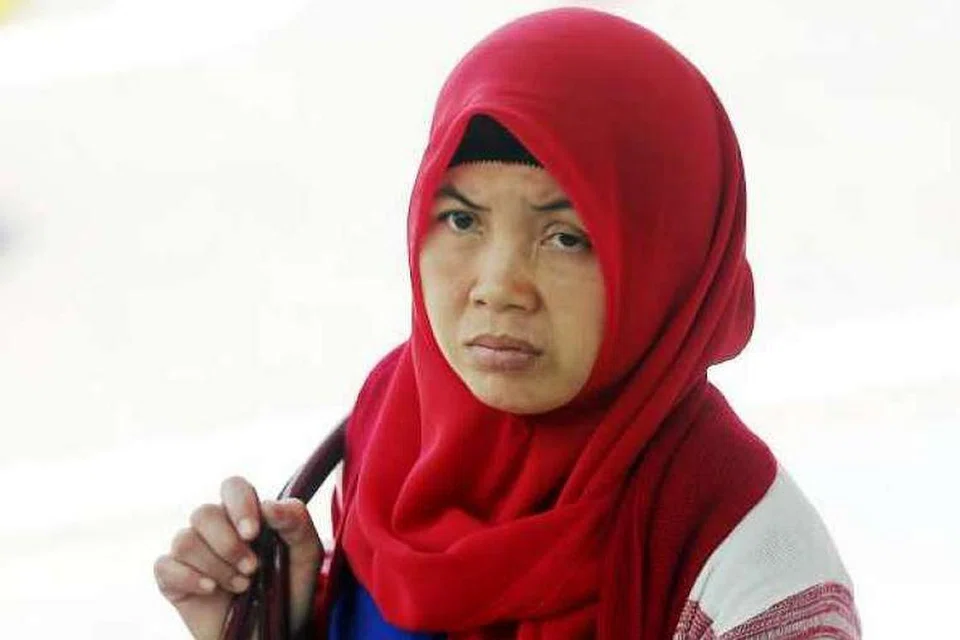 Cik Khanifah berkata beliau dipukul dengan tukul kira-kira lima kali dan dua kali pada mulut. 