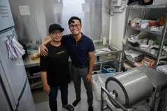 Encik Nabill Shukry Johari (kanan), 27 tahun, mula berniaga dari rumah bersama bapanya pada 2021 dan menawarkan hidangan berkhasiat yang mudah disediakan seperti dada ayam.