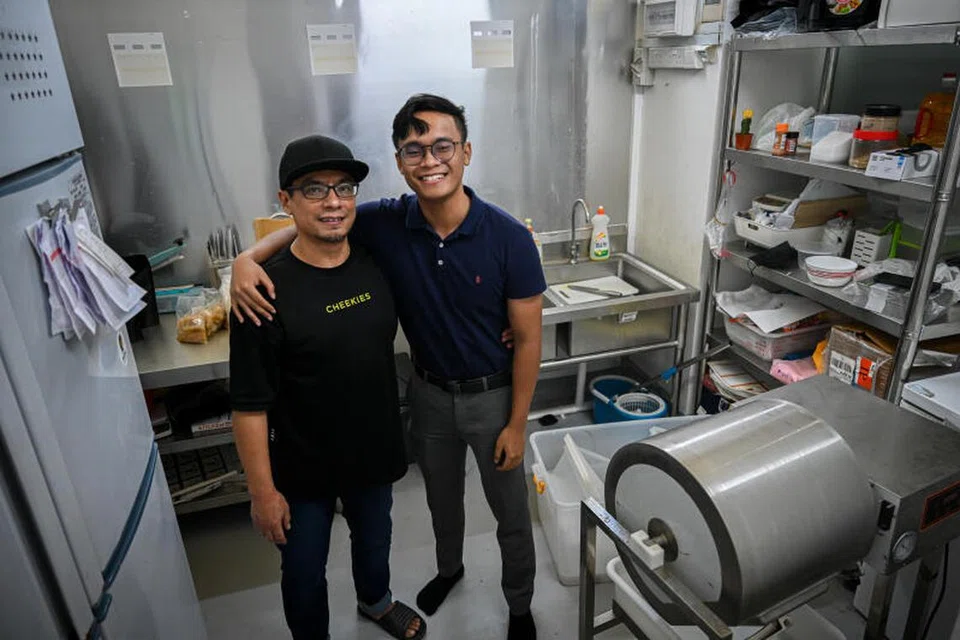 Encik Nabill Shukry Johari (kanan), 27 tahun, mula berniaga dari rumah bersama bapanya pada 2021 dan menawarkan hidangan berkhasiat yang mudah disediakan seperti dada ayam.