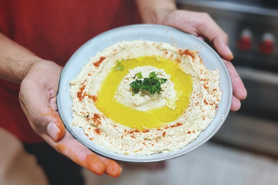 HUMMUS: Diperbuat daripada biji-bijan putih yang dikisarkan dengan kacang kuda dan minyak zaitun.