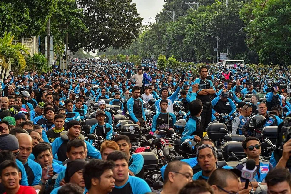 MAHU DIDENGAR: Ribuan penunggang motosikal Angkas berhimpun pada 22 Disember lalu supaya pemerintah Filipina menimbangkan semula keputusan mahu Angkas mengurangkan penunggang motosikal yang berdaftar dengannya daripada 27,000 kepada hanya 10,000. - Foto AFP