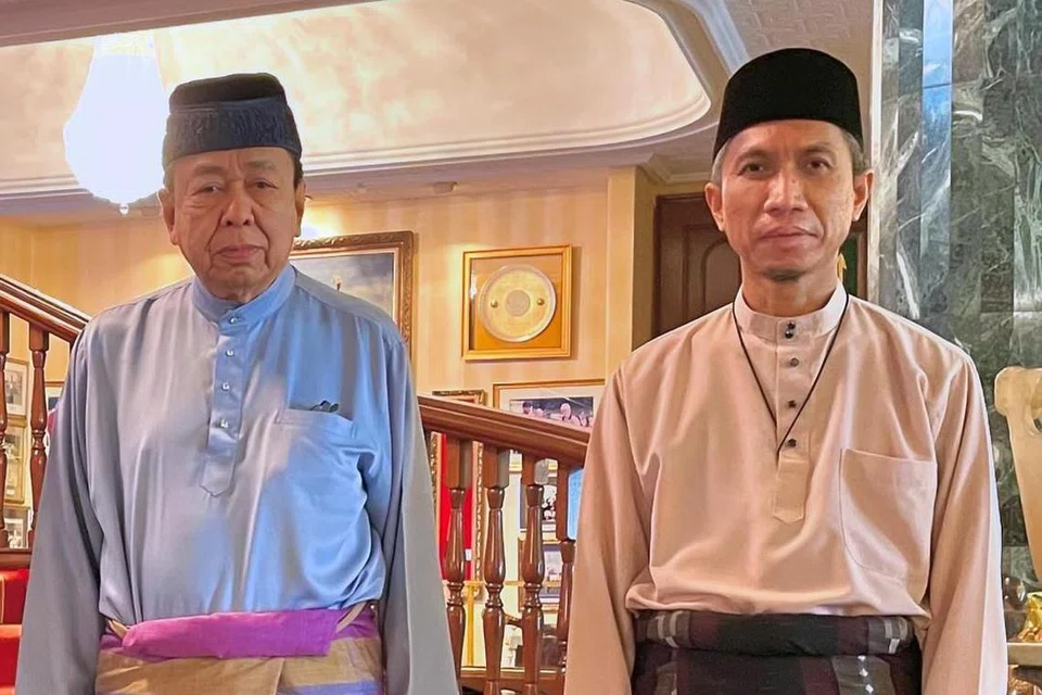 Sultan Selangor, Sultan Sharafuddin Idris Shah (kiri), ketika menerima menghadap Pengerusi Jawatankuasa Fatwa Negeri Selangor merangkap Mufti Selangor, Datuk Dr Anhar Opir, di Istana Bukit Kayangan, Shah Alam, Selangor.