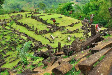Pada 1998, Gunung Padang diisytiharkan sebagai warisan budaya negara dan ada yang berpendapat, ia piramid buatan manusia, sementara yang lain mengatakan ia adalah pembentukan geologi semula jadi.