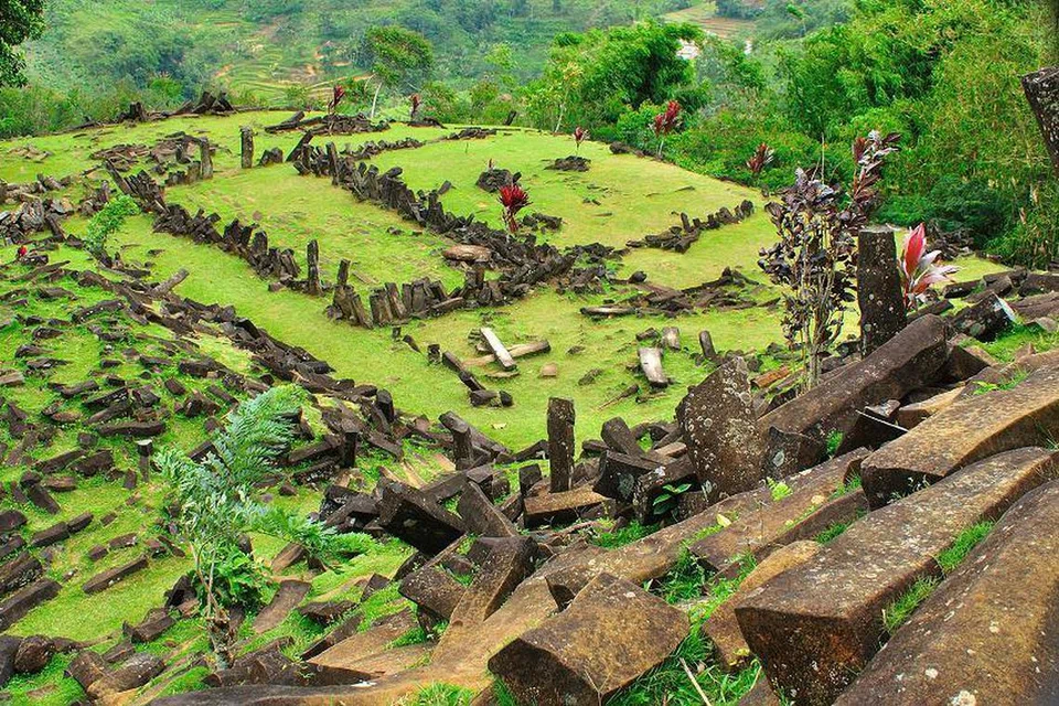 Pada 1998, Gunung Padang diisytiharkan sebagai warisan budaya negara dan ada yang berpendapat, ia piramid buatan manusia, sementara yang lain mengatakan ia adalah pembentukan geologi semula jadi.