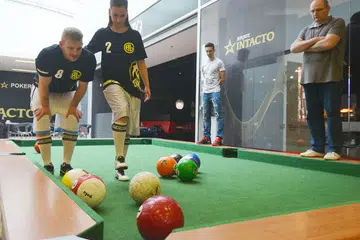 CARI RUANG 'JARINGKAN' BOLA: Pasangan ini beraksi di dalam gelanggang 'bola sepak-pool' dalam satu perlawanan liga yang diadakan di Republik Czech baru-baru ini. - Foto AFP