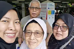 Encik Zainudin Mohamed Yunos (belakang)  bersama anggota keluarganya, (dari kiri) anaknya, Cik Nurhuda Zainudin; isterinya, Cik Azizah Kasauk; dan seorang lagi anaknya, Cik Nur Azlin Zainudin, yang banyak memberikan sokongan kepada beliau dalam menghadapi cabaran kehidupan.