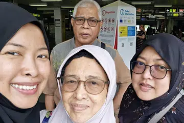Encik Zainudin Mohamed Yunos (belakang)  bersama anggota keluarganya, (dari kiri) anaknya, Cik Nurhuda Zainudin; isterinya, Cik Azizah Kasauk; dan seorang lagi anaknya, Cik Nur Azlin Zainudin, yang banyak memberikan sokongan kepada beliau dalam menghadapi cabaran kehidupan.