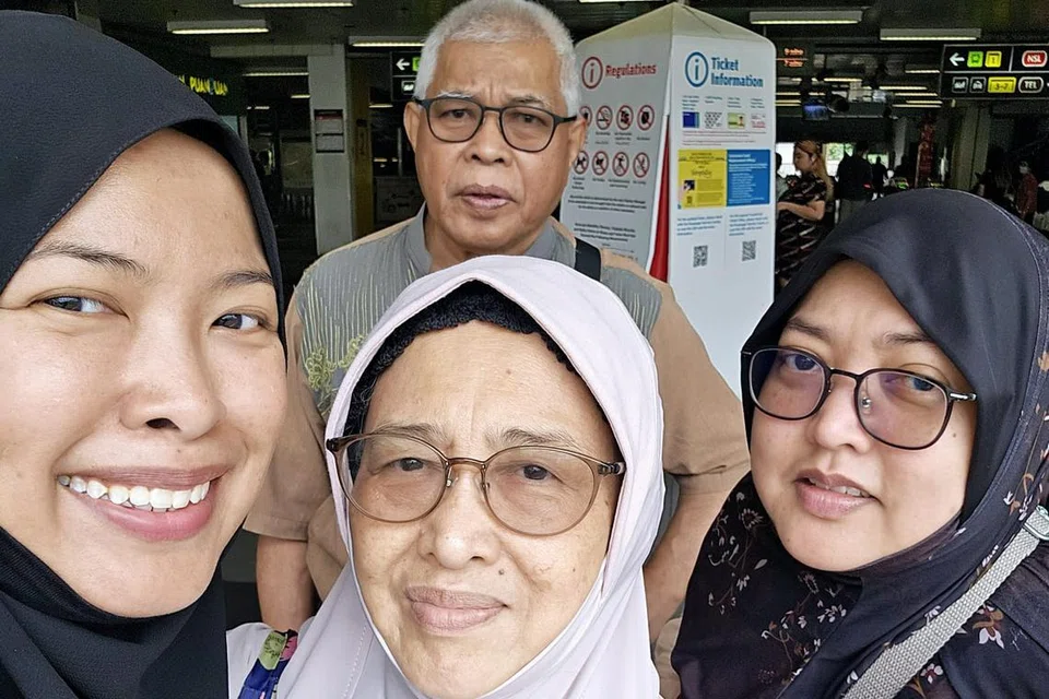 Encik Zainudin Mohamed Yunos (belakang)  bersama anggota keluarganya, (dari kiri) anaknya, Cik Nurhuda Zainudin; isterinya, Cik Azizah Kasauk; dan seorang lagi anaknya, Cik Nur Azlin Zainudin, yang banyak memberikan sokongan kepada beliau dalam menghadapi cabaran kehidupan.