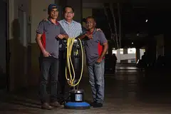 SEDIA MENERIMA: Encik Ding (tengah) bersama penghuni Darul Islah yang kini bekerja dengan syarikatnya, Encik Abdul Rahman Omar (kiri) dan Encik Maula Ibrahim - Foto BH oleh JASMINE CHOONG