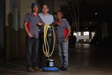 SEDIA MENERIMA: Encik Ding (tengah) bersama penghuni Darul Islah yang kini bekerja dengan syarikatnya, Encik Abdul Rahman Omar (kiri) dan Encik Maula Ibrahim - Foto BH oleh JASMINE CHOONG