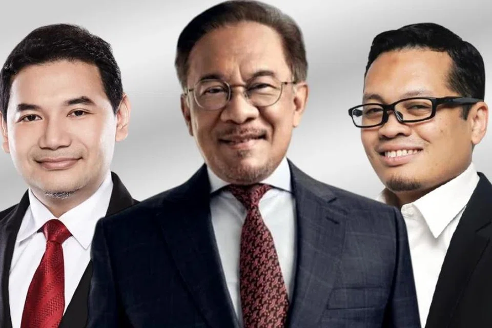 Perdana Menteri Malaysia, Datuk Seri Anwar Ibrahim (tengah); Menteri Ekonomi, Datuk Seri Rafizi Ramli (kiri) dan Menteri Sumber Asli dan Kelestarian Alam, Nik Nazmi Nik Ahmad.