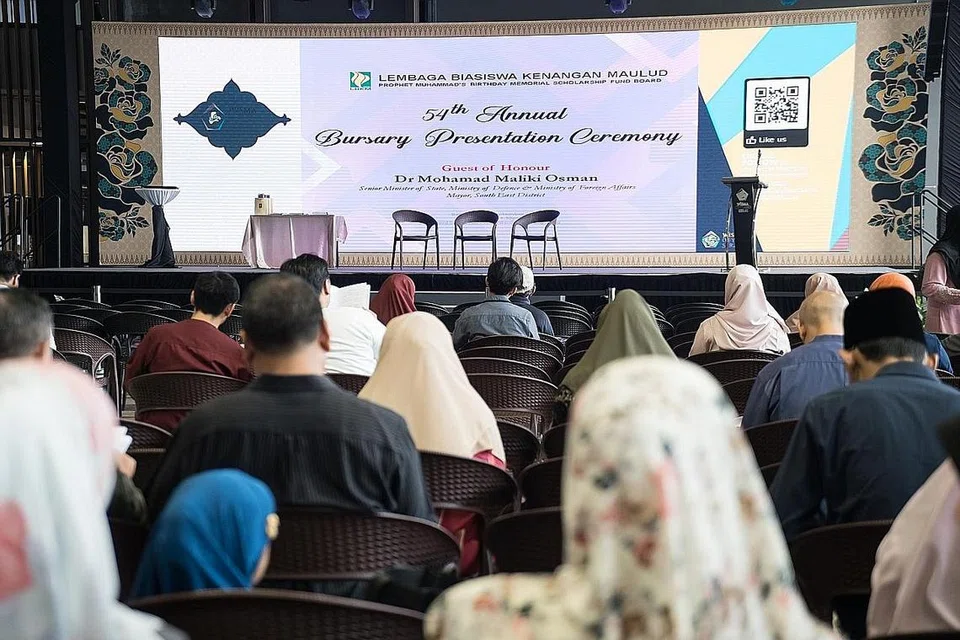 DEMI PENDIDIKAN: Dermasiswa yang diberi LBKM telah memberi banyak manfaat kepada pelajar untuk melanjutkan pengajian tinggi berdasarkan pilihan masing-masing. - Foto LBKM