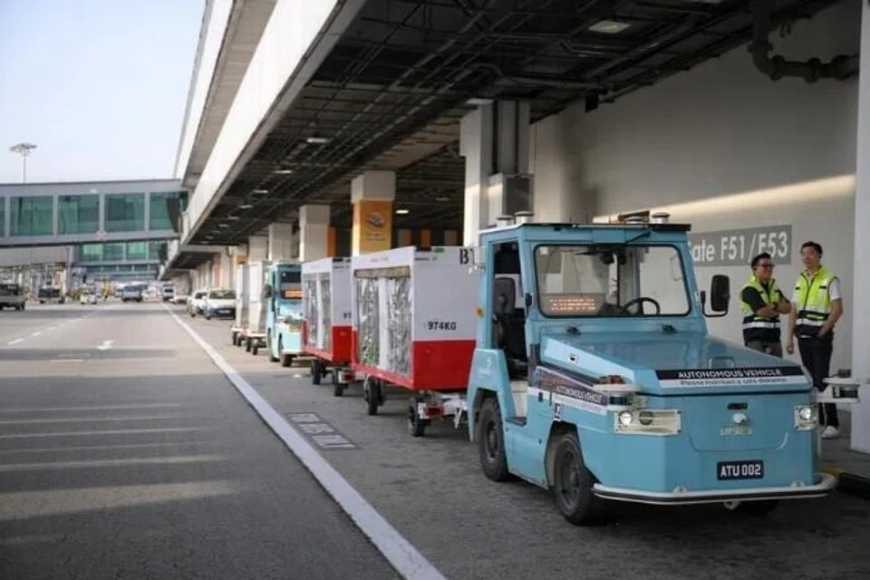 Singapore, Changi Airport, Lapangan Terbang Changi, driverless baggage tractor