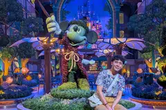 Penulis, Encik Hisyam Abdul Rahman berkunjung ke Enchanted Zone di dalam Disney Adventure.