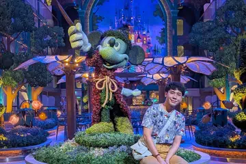 Penulis, Encik Hisyam Abdul Rahman berkunjung ke Enchanted Zone di dalam Disney Adventure.