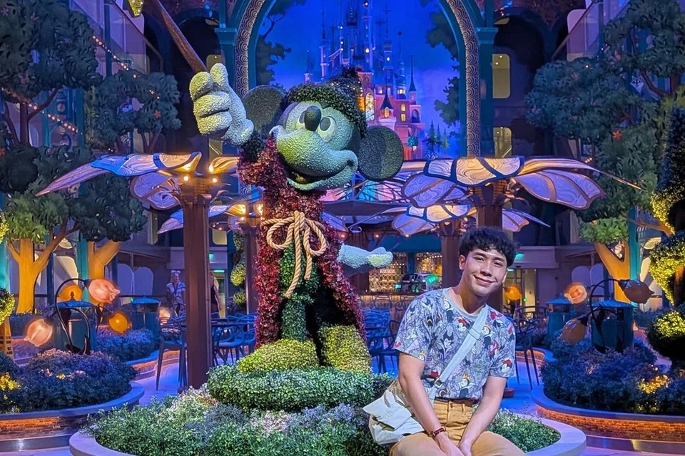 Penulis, Encik Hisyam Abdul Rahman berkunjung ke Enchanted Zone di dalam Disney Adventure.