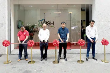 UPACARA GUNTING REBEN: (Dari kiri) Encik Zainal Sapari, setiausaha eksekutif Kesatuan Pekerja Binaan Bangunan dan Perusahaan Balak (Batu), Encik Poo K P, Pengerusi Kumpulan WIS Holdings; Encik Chee Hong Tat, Menteri Kanan Negara (Perdagangan dan Perusahaan); dan Encik Vincent Poo, Ketua Pegawai Eksekutif (CEO) Kumpulan WIS Holdings di pembukaan akademi latihan WISH. - FOTO WIS Holdings