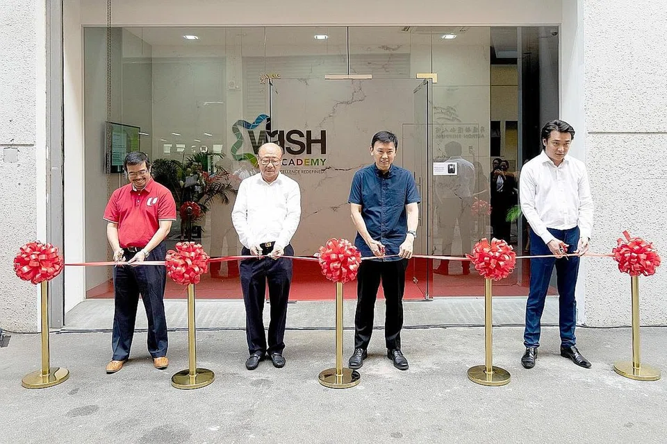 UPACARA GUNTING REBEN: (Dari kiri) Encik Zainal Sapari, setiausaha eksekutif Kesatuan Pekerja Binaan Bangunan dan Perusahaan Balak (Batu), Encik Poo K P, Pengerusi Kumpulan WIS Holdings; Encik Chee Hong Tat, Menteri Kanan Negara (Perdagangan dan Perusahaan); dan Encik Vincent Poo, Ketua Pegawai Eksekutif (CEO) Kumpulan WIS Holdings di pembukaan akademi latihan WISH. - FOTO WIS Holdings