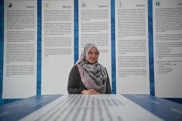 BUKAN CALANG-CALANG: Ustazah Lina Sakina Salim mula menceburi bidang silang agama itu secara sambilan pada 2015, setelah beliau lulus daripada Universiti Islam Antarabangsa Malaysia dalam bidang Usuluddin dan Perbandingan Agama, didorong keinginan untuk mengamalkan ilmu yang telah diraih. Penglibatannya dalam bidang silang agama membawanya ke luar negara, sejauh Maghribi, Amirah Arab Bersatu (UAE) dan Indonesia. - Foto BH oleh MARK CHEONG