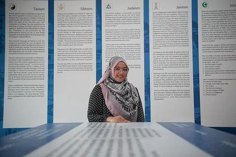 BUKAN CALANG-CALANG: Ustazah Lina Sakina Salim mula menceburi bidang silang agama itu secara sambilan pada 2015, setelah beliau lulus daripada Universiti Islam Antarabangsa Malaysia dalam bidang Usuluddin dan Perbandingan Agama, didorong keinginan untuk mengamalkan ilmu yang telah diraih. Penglibatannya dalam bidang silang agama membawanya ke luar negara, sejauh Maghribi, Amirah Arab Bersatu (UAE) dan Indonesia. - Foto BH oleh MARK CHEONG