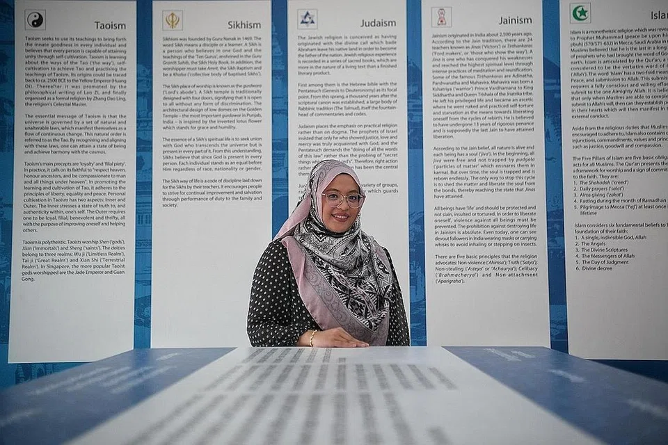 BUKAN CALANG-CALANG: Ustazah Lina Sakina Salim mula menceburi bidang silang agama itu secara sambilan pada 2015, setelah beliau lulus daripada Universiti Islam Antarabangsa Malaysia dalam bidang Usuluddin dan Perbandingan Agama, didorong keinginan untuk mengamalkan ilmu yang telah diraih. Penglibatannya dalam bidang silang agama membawanya ke luar negara, sejauh Maghribi, Amirah Arab Bersatu (UAE) dan Indonesia. - Foto BH oleh MARK CHEONG