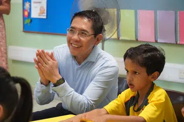 Menteri di Pejabat Perdana Menteri yang juga Menteri Kedua (Pendidikan merangkap Ehwal Luar), Dr Mohamad Maliki Osman, mengambil peluang menyertai pelajar Darjah 1 di hari pertama persekolahan.