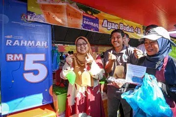 Makanan Menu Rahmah yang dijual pada harga tidak lebih RM5 ($1.50) boleh didapati di 95 bazar Ramadan Rahmah terpilih seluruh Malaysia sepanjang Ramadan 2025.