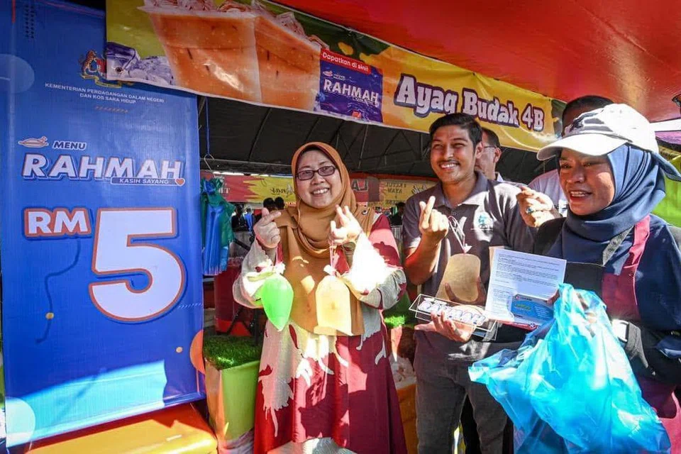 Makanan Menu Rahmah yang dijual pada harga tidak lebih RM5 ($1.50) boleh didapati di 95 bazar Ramadan Rahmah terpilih seluruh Malaysia sepanjang Ramadan 2025.